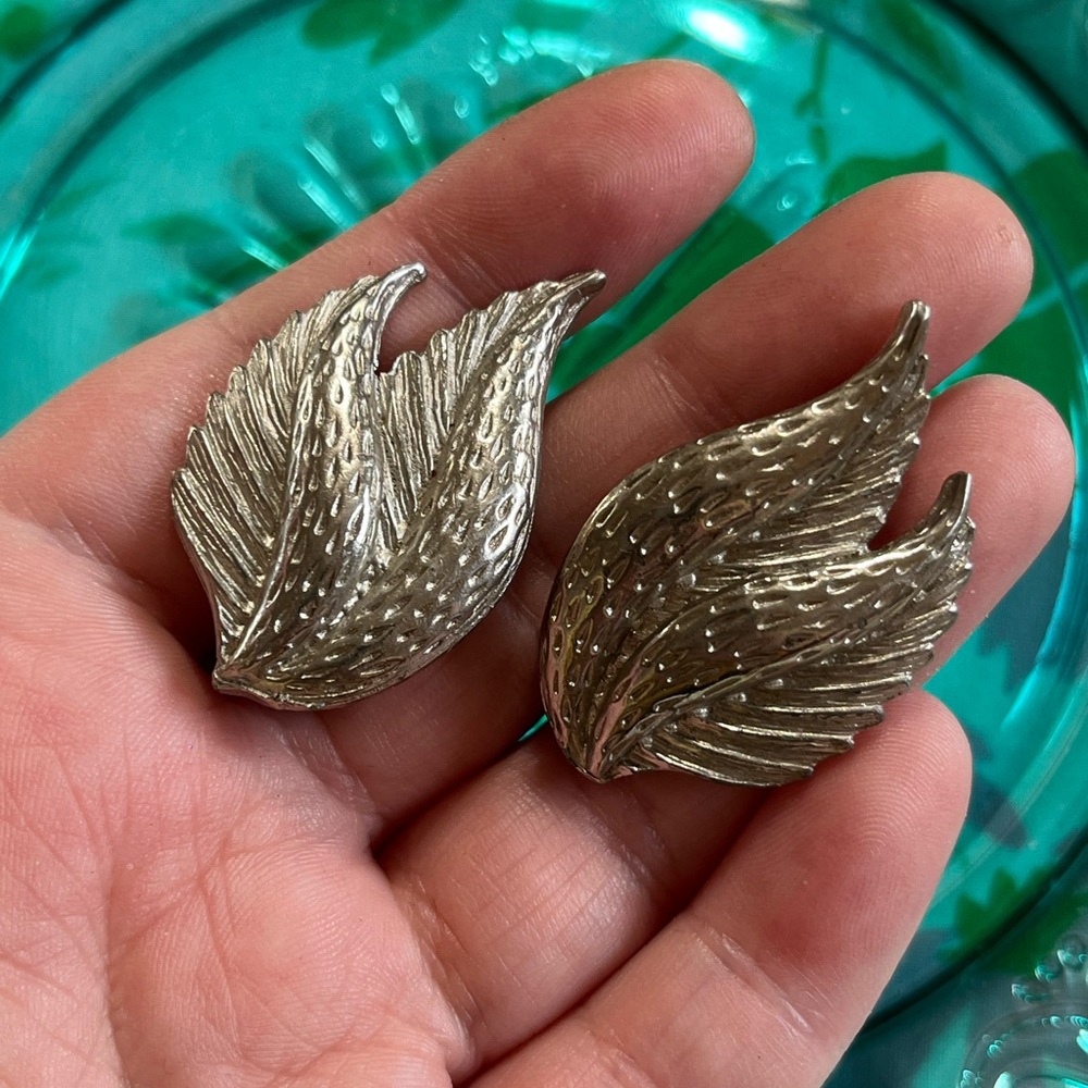 Vintage Silver Tone Metal Costume Jewelry Clip-on Leaf Feather Earrings